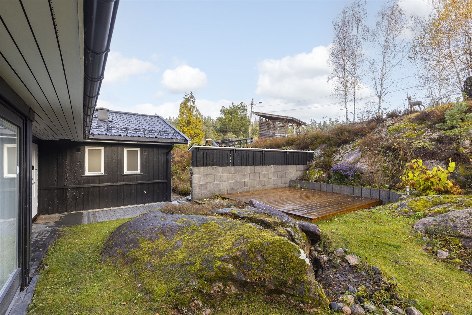 Opparbeidet naturtomt med blant annet platting Galleribilde