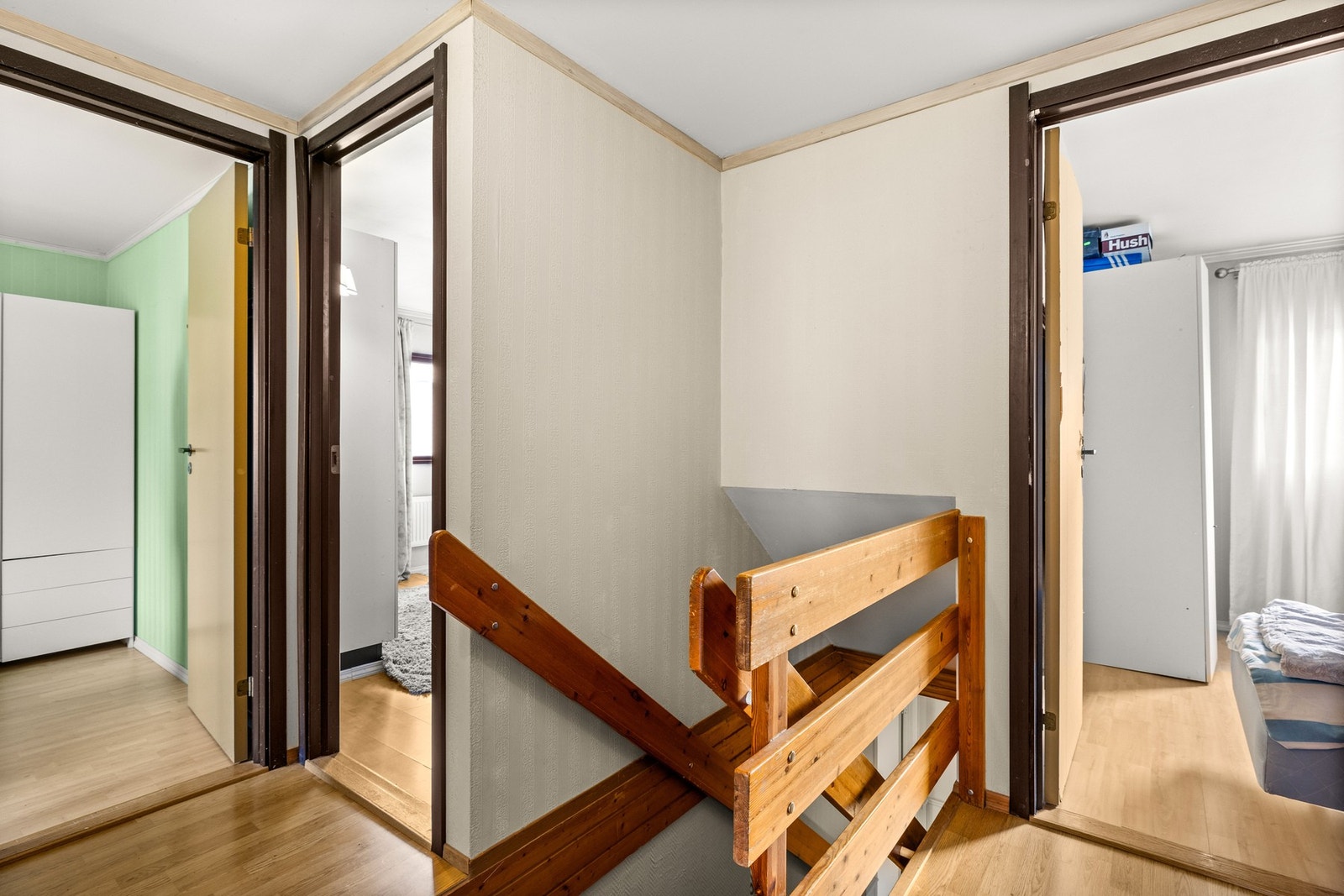 Oppe i overetasjen er det fire gode soverom og et romslig bad Galleribilde