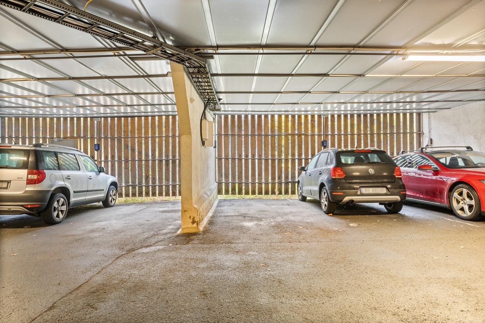 Medfølgende garasjeplass med mulighet for elbil-lader i borettslaget Galleribilde