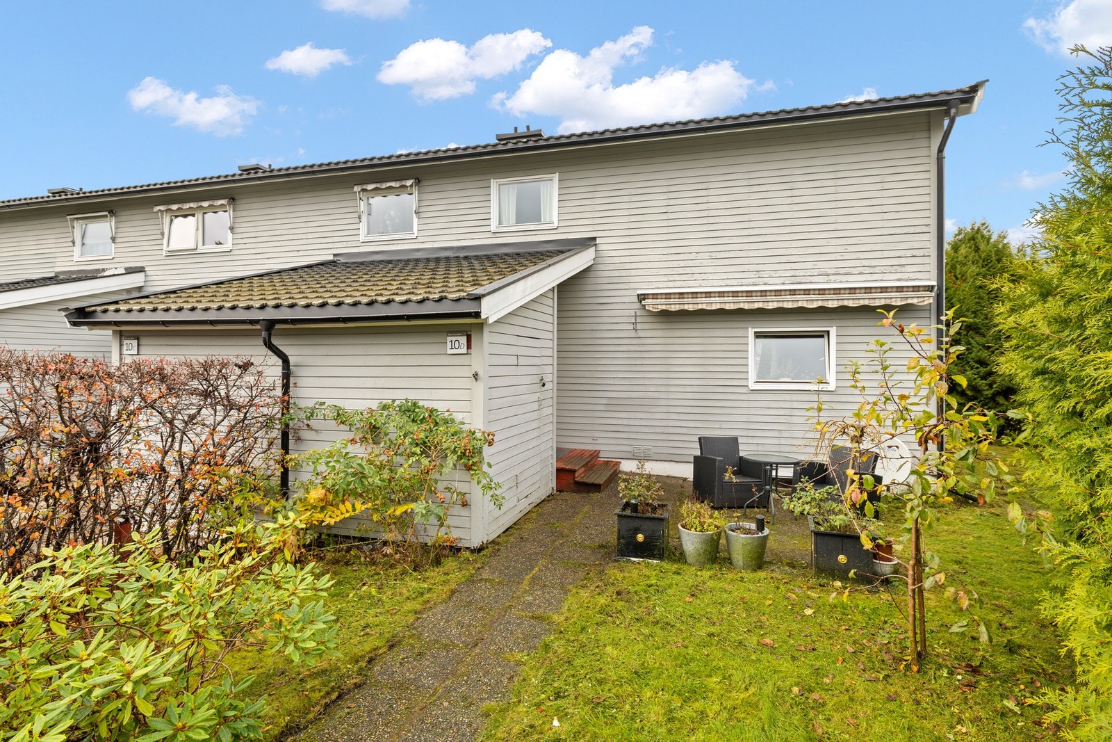 Hyggelig inngangsparti med god plass til utemøblement Galleribilde