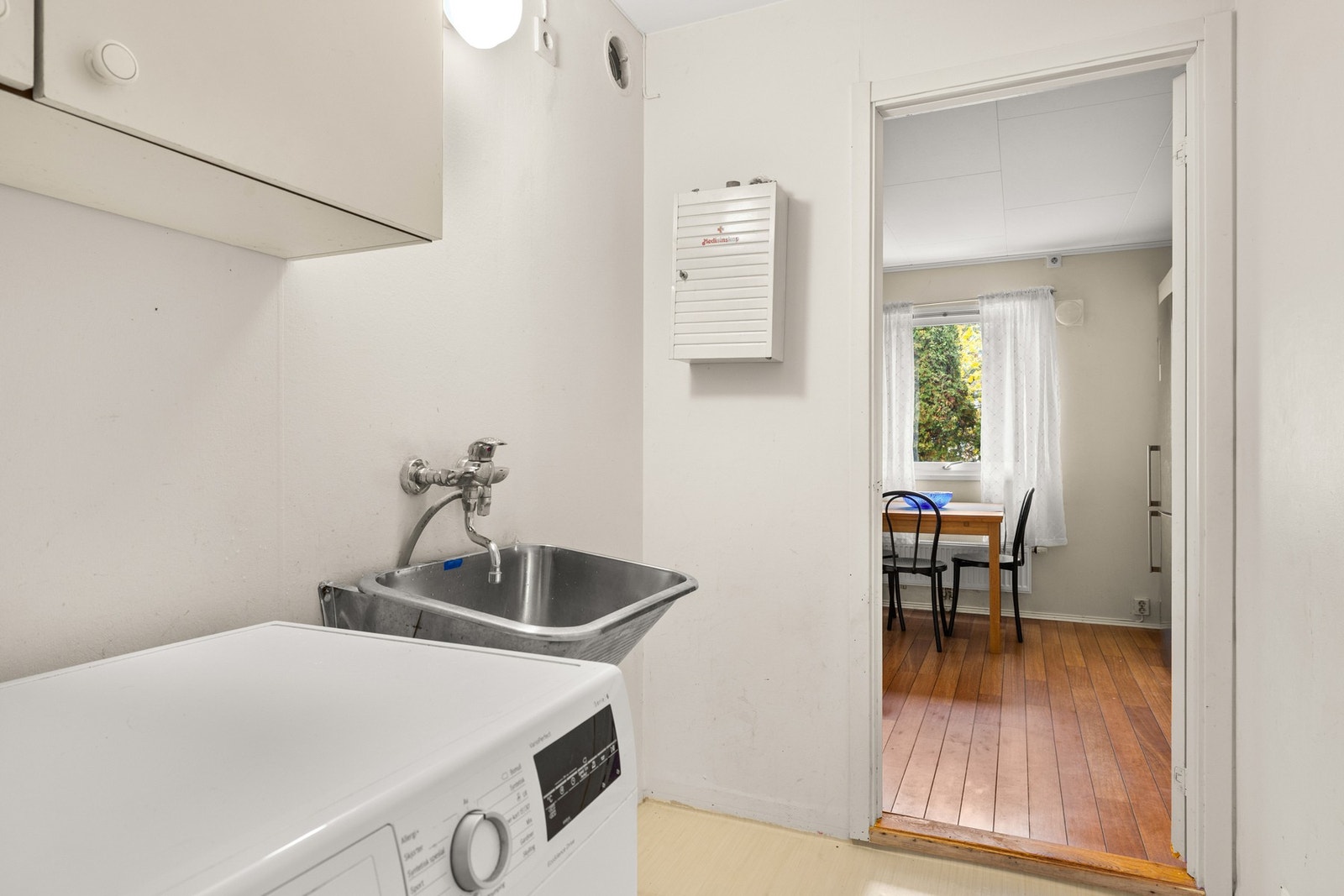 Praktisk vaskerom i tilknytning til mellomgang og kjøkken Galleribilde