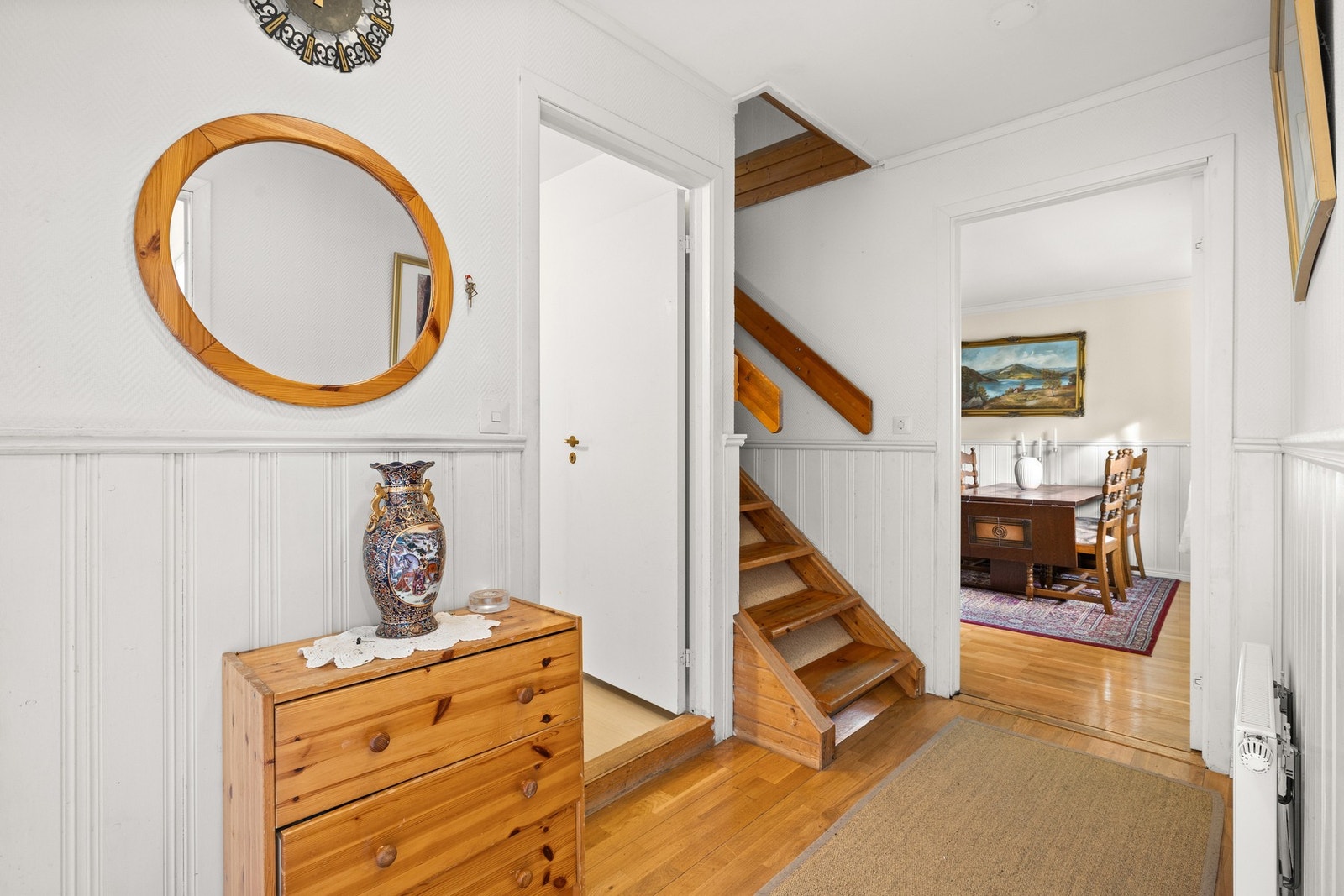 Inne i boligen møtes man av en mellomgang, med trapp til overetasjen Galleribilde