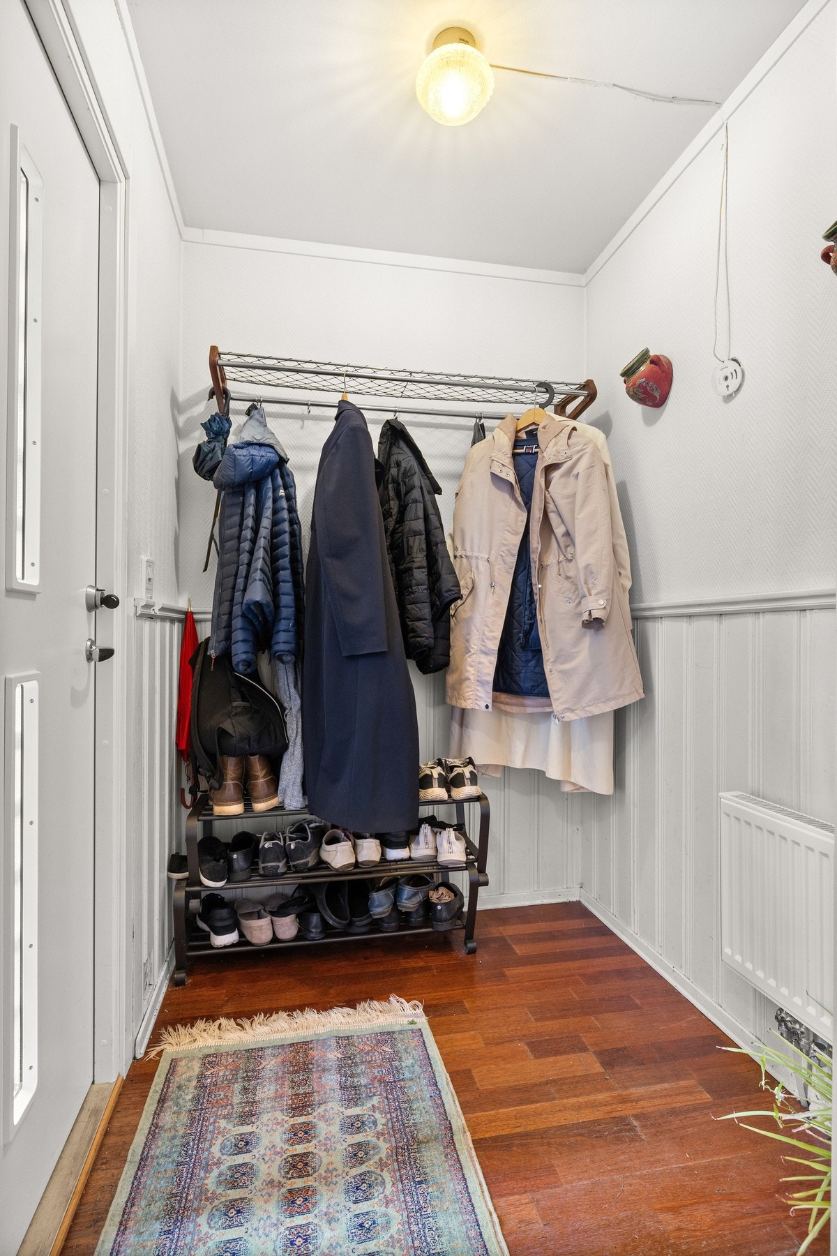 Hyggelig inngangsparti med god plass til oppheng av yttertøy og sko Galleribilde