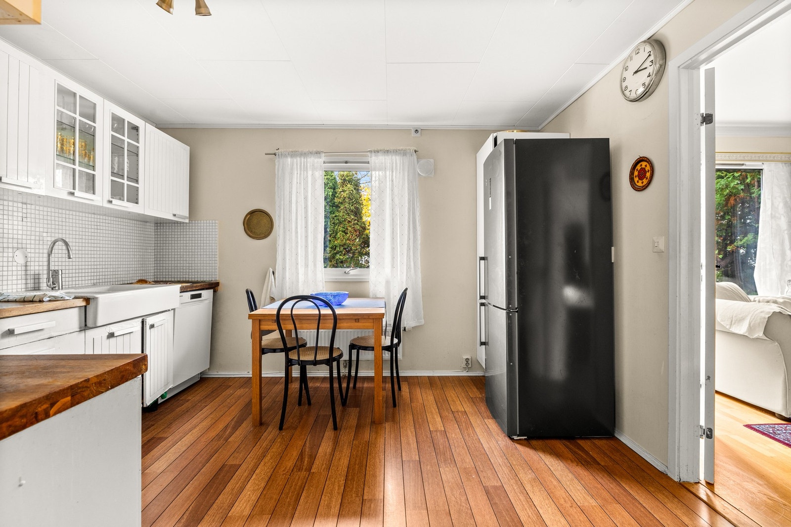 Kjøkkenet har hvite fronter og benkeplate i laminat. Det er avsatt plass til frittstående hvitevarer Galleribilde