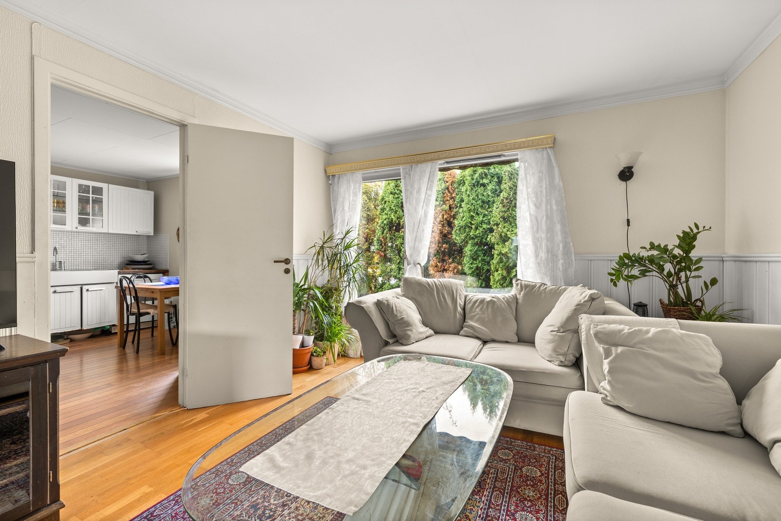 Enkel tilgang til kjøkkenet fra stuen Galleribilde