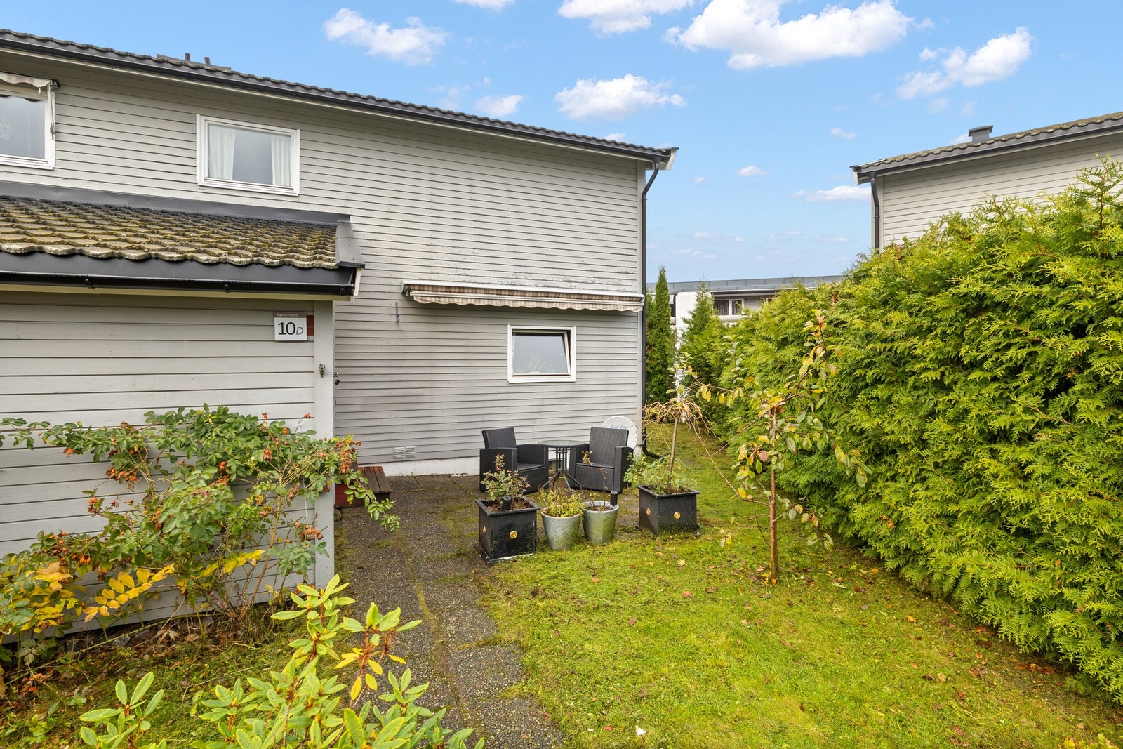 Enderekkehus med hage rundt til terrassen Galleribilde