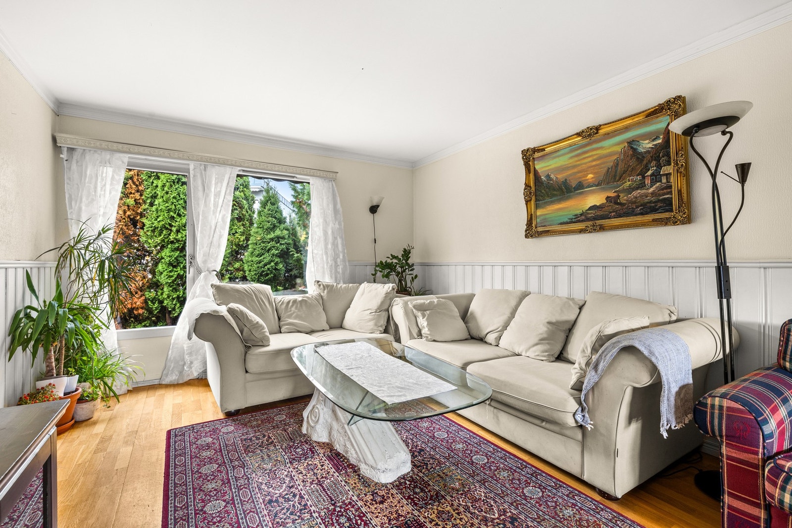 Stue med store vindusflater som slipper inn godt med naturlig lys Galleribilde