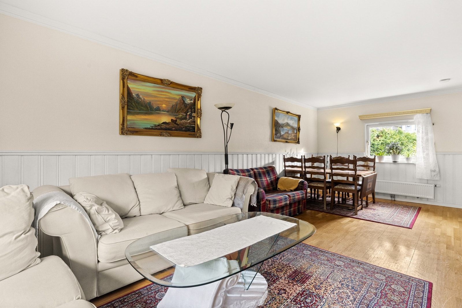 Stuen har god plass til både sittegruppe og spisebord Galleribilde