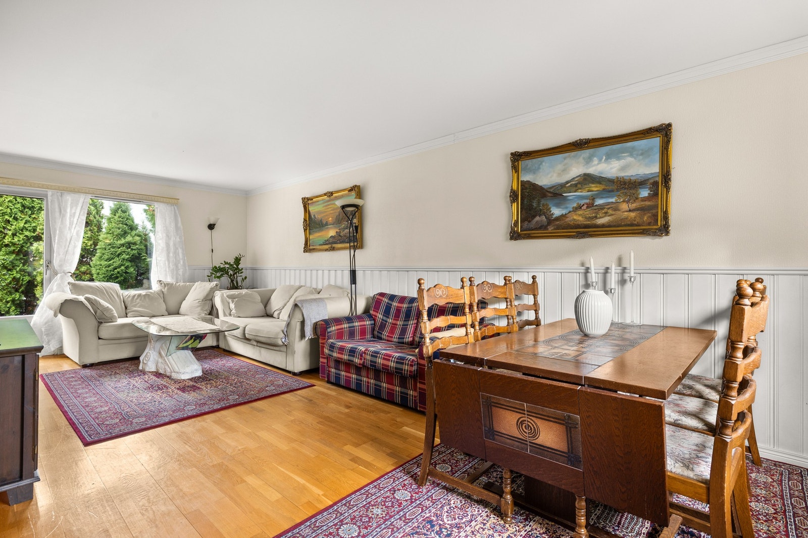 Rommet er holdt i lyse fargetoner med 3-stavs parkett og malte vegger Galleribilde