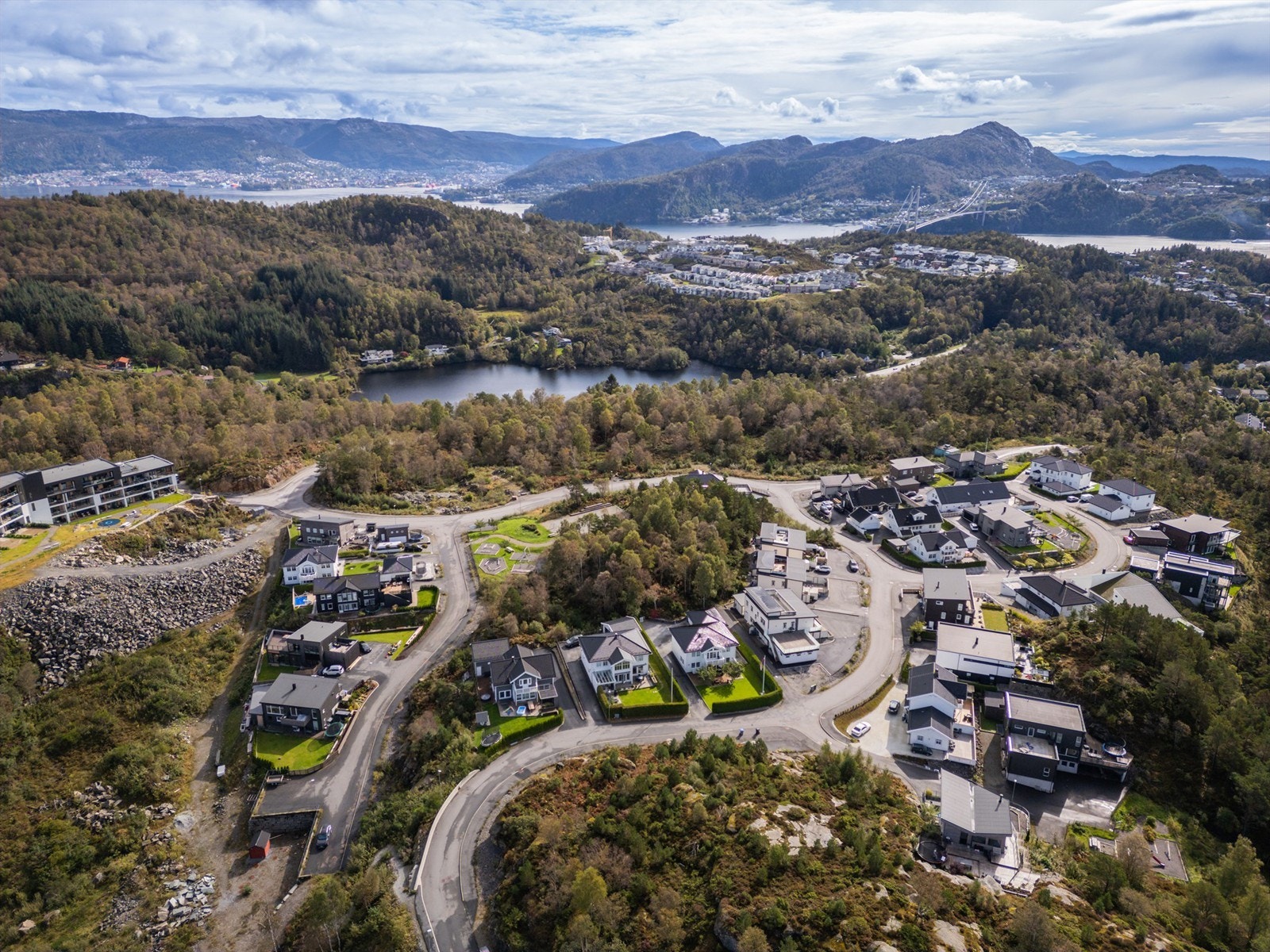 Kleppestø ungdomsskole og Askøy videregående skole ligger også på øyen. Flere barnehager finnes i nærområdet, noe som gjør hverdagslogistikken enkel for småbarnsfamilier. Galleribilde