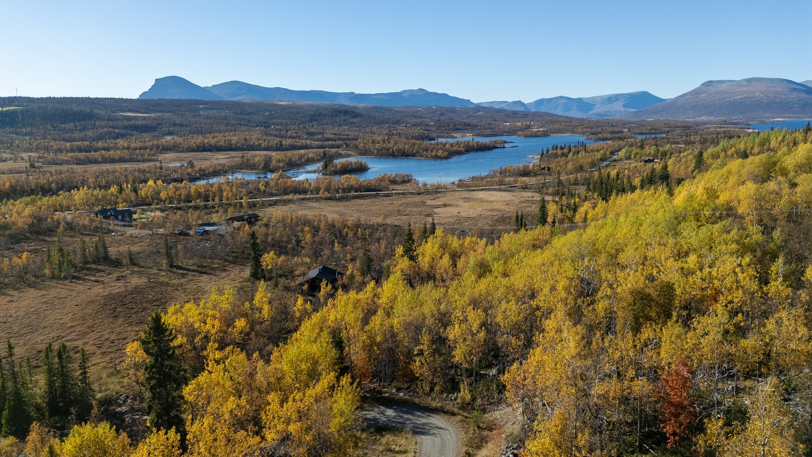 Elva som går like ved har mange fine fiskeplasser ellers er det kort vei til Storefjorden og Tisleifjorden Galleribilde