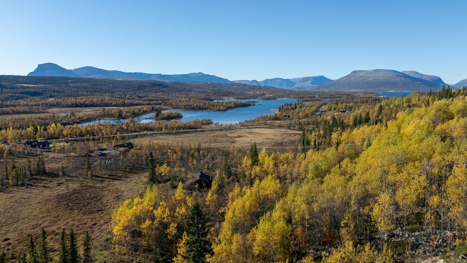 Tomten er klar for nye eiere som vil skape sin drømmehytte her Galleribilde