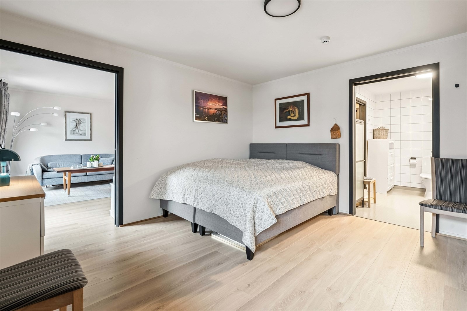 Meget stort soverom med inngang både til stue og bad Galleribilde