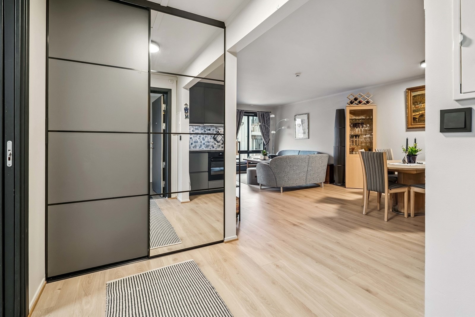 Entré med stor garderobe (ny i 2024) Galleribilde