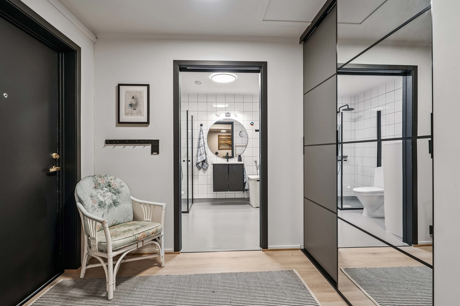 Entré med mye skapplass Galleribilde