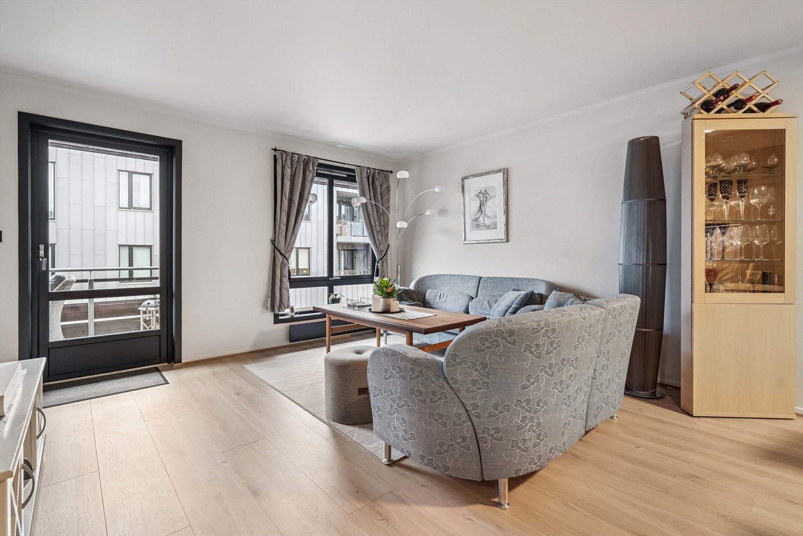 Stue med utgang til flott balkong Galleribilde