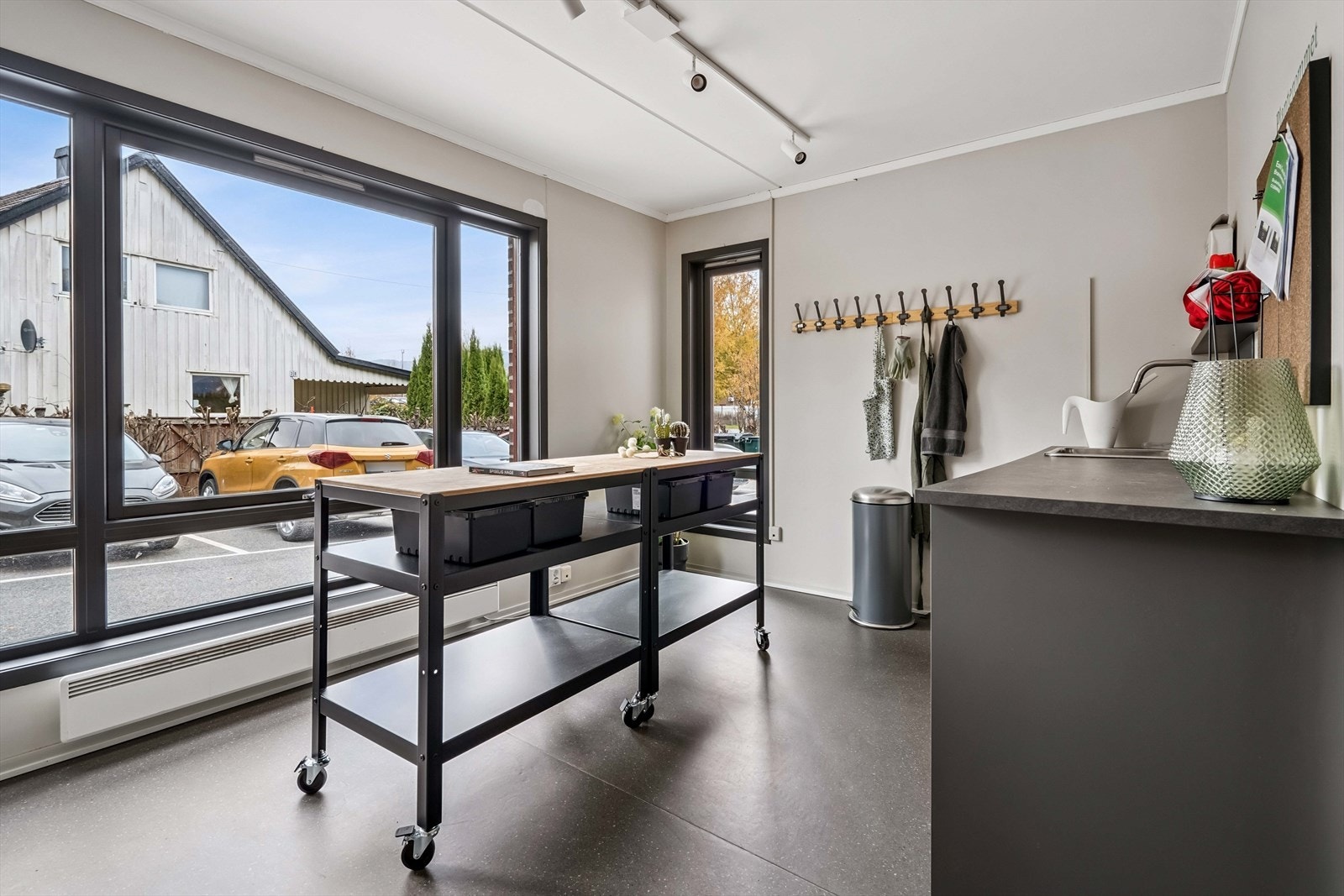 I borettslaget finnes sjarmerende fellesområder til glede for beboerne Galleribilde