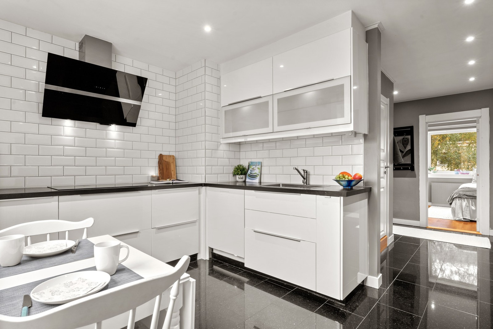 Det er lagt samme fliser på gulv som i gangen, og det er ellers flissatte vegger og malte flater med downlights i tak. Galleribilde