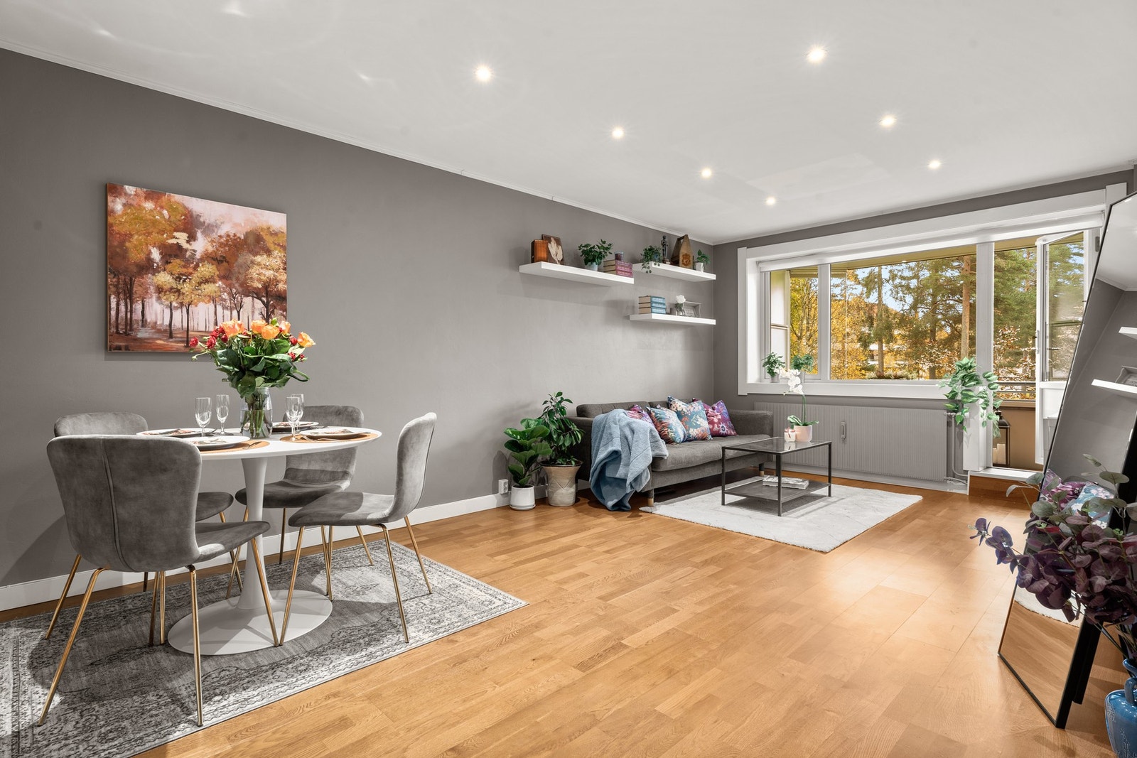 Filerveien 11 er en pen 3-roms i høy 1.etasje med en barnevennlig og sentral beliggenhet. Leiligheten ble pusset opp i perioden 2014-2016. Galleribilde