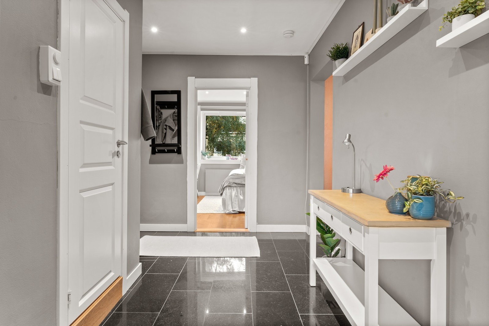 I overgangen mellom gangen og kjøkkenet er det fin plass for å innrede med et stort garderobeskap ved behov. Galleribilde
