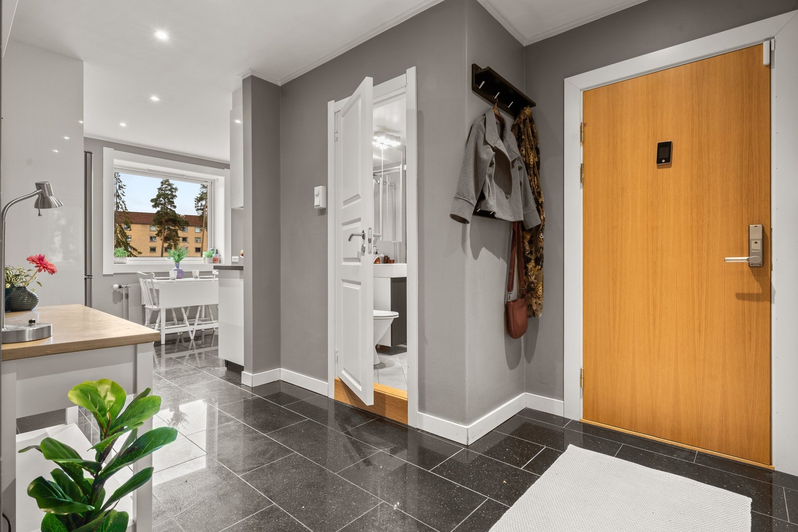 Meget romslig entré som gir et godt førsteinntrykk av boligen. Entré har god plass for oppbevaring av sko og yttertøy. Galleribilde