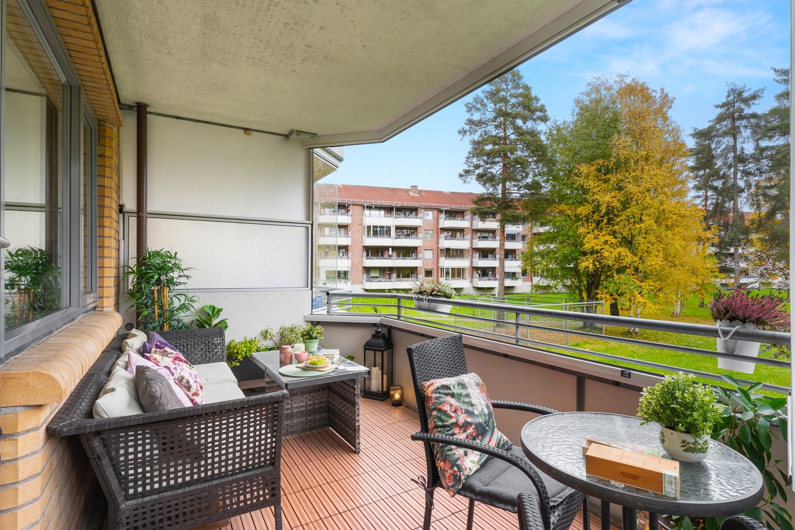 Leiligheten har utgang fra stuen til en sydvendt, innglasset balkong på ca. 9,5 kvm, som fikk ny innglassing i 2020. Galleribilde