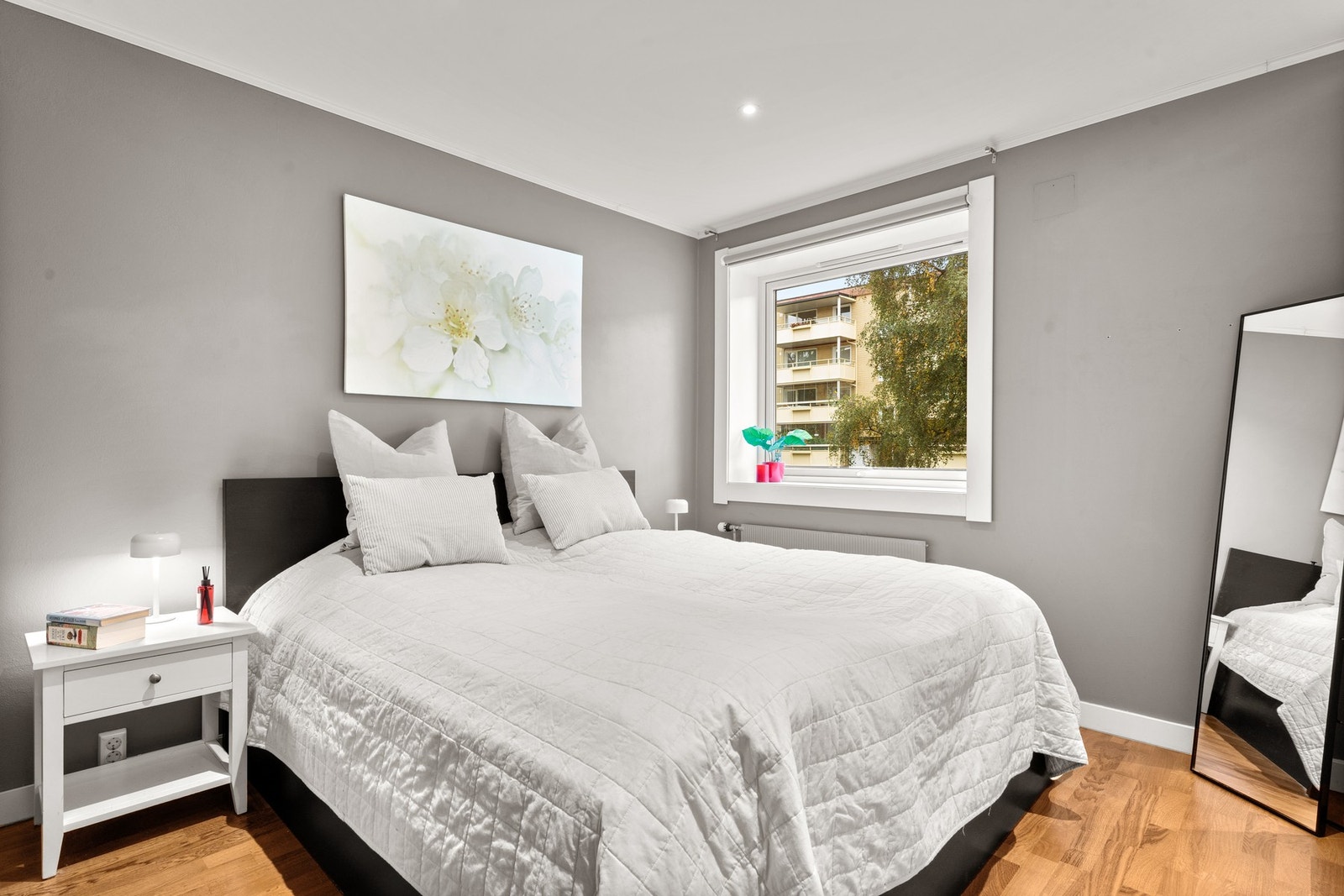 Leiligheten har to romslige soverom som ligger vegg i vegg. Hovedsoverommet er av god størrelse med plass til dobbeltseng og nattbord. Galleribilde