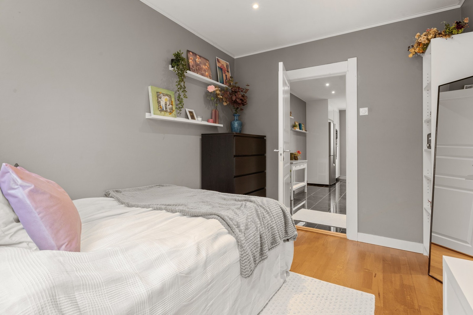 Rommet har også plass for diverse garderobeløsninger. Ytterligere lagringsplass finnes i en disponibel kjellerbod og i en disponibel loftsbod med gulvareal på ca. 10 kvm. Galleribilde