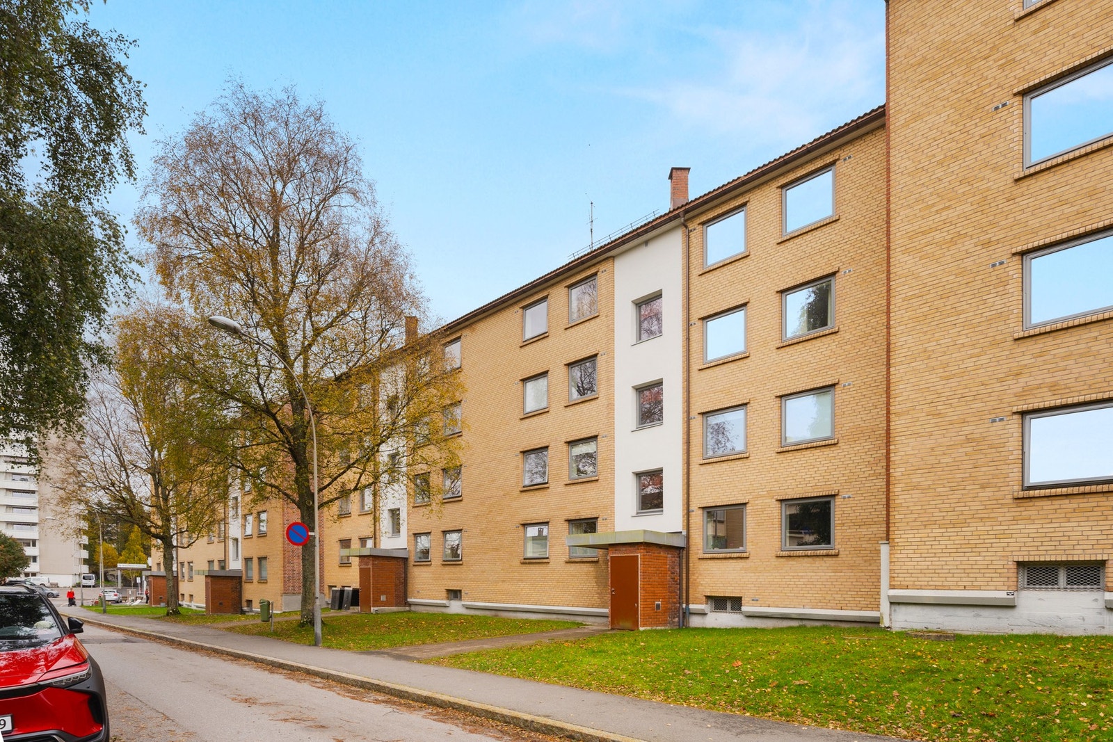 Boligen har en sentral og attraktiv beliggenhet med kort vei til butikk, parkeringshus, T-bane, skoler, barnehager og Østmarka. Galleribilde