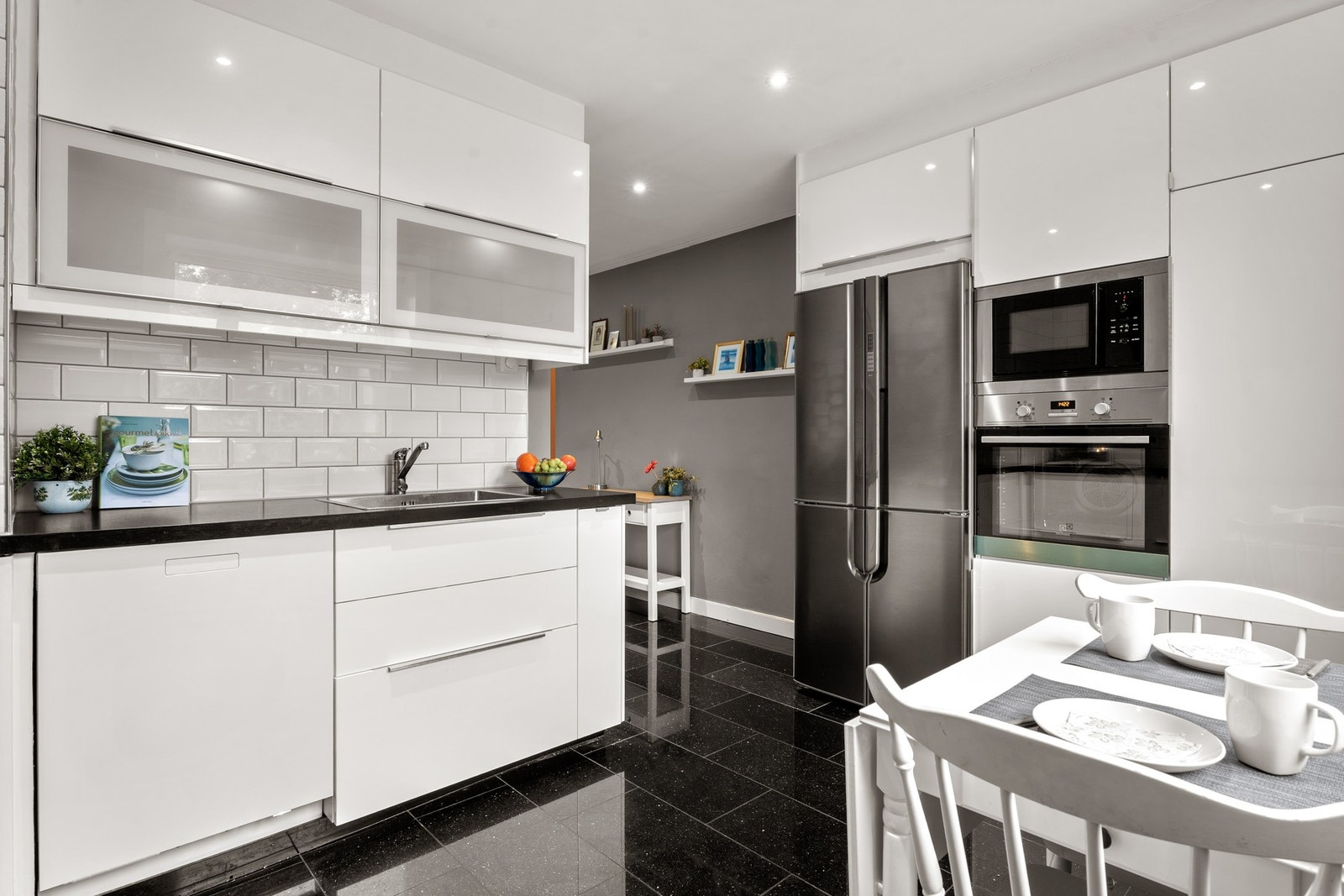 Integrert stekeovn (2019), micro, induksjonstopp, oppvaskmaskin og avsatt plass for kjøle/-fryseskap. Alle hvitevarene på kjøkkenet medfølger. Galleribilde