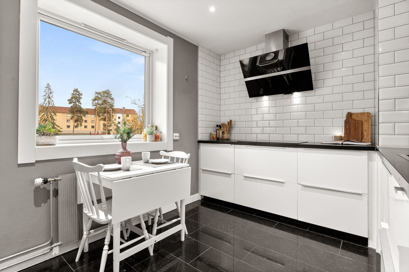 Romslig og pent kjøkken med hyggelig spiseplass. Galleribilde