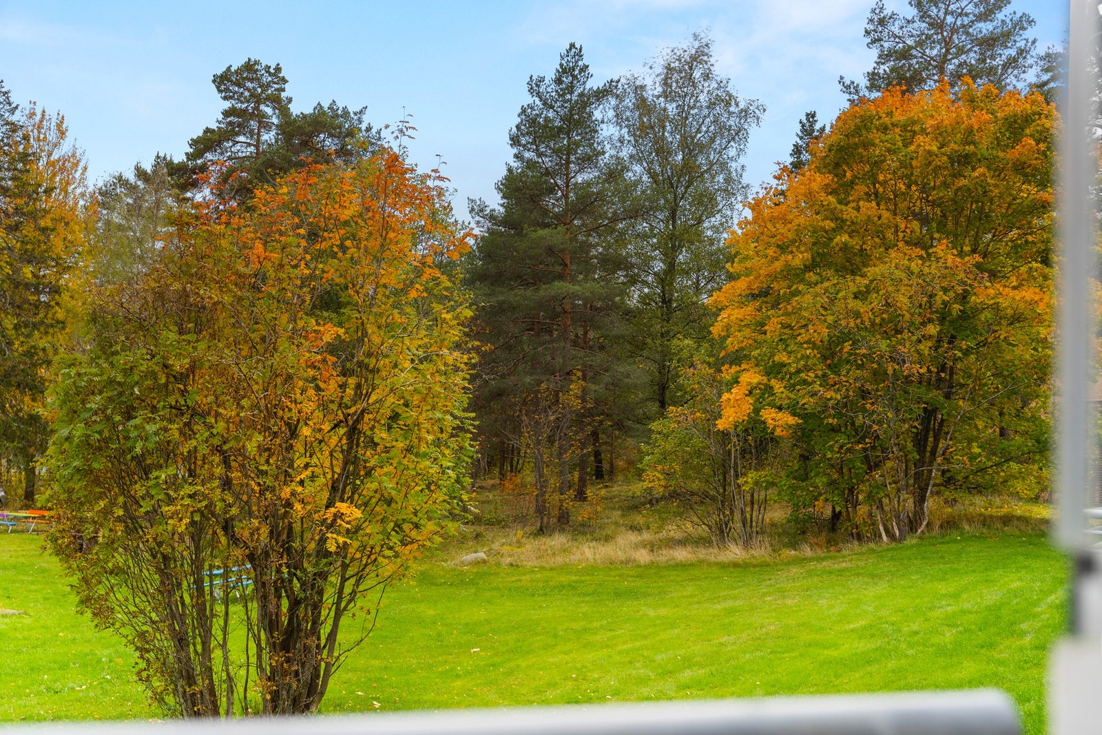 Fra balkongen er det fint utsyn mot borettslagets pent opparbeidede grøntarealer. Galleribilde