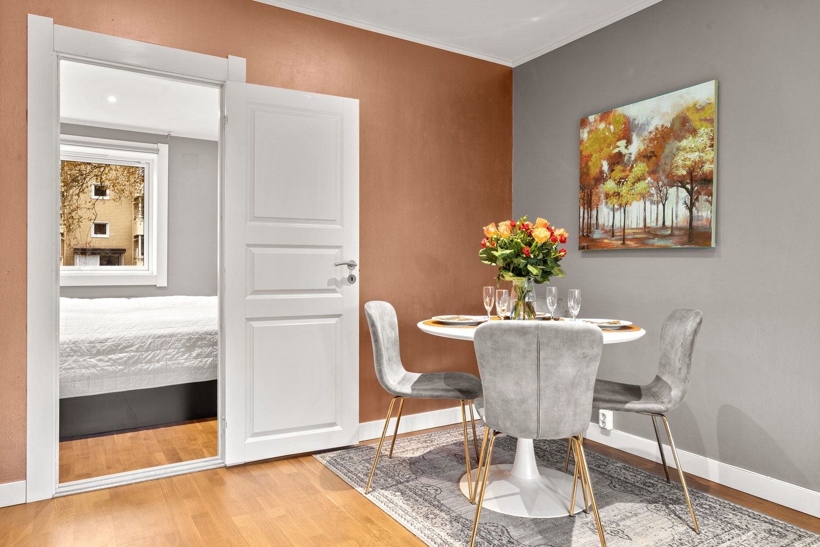 Stuen er av god størrelse, og det fin plass til å innrede med et spisebord. Galleribilde