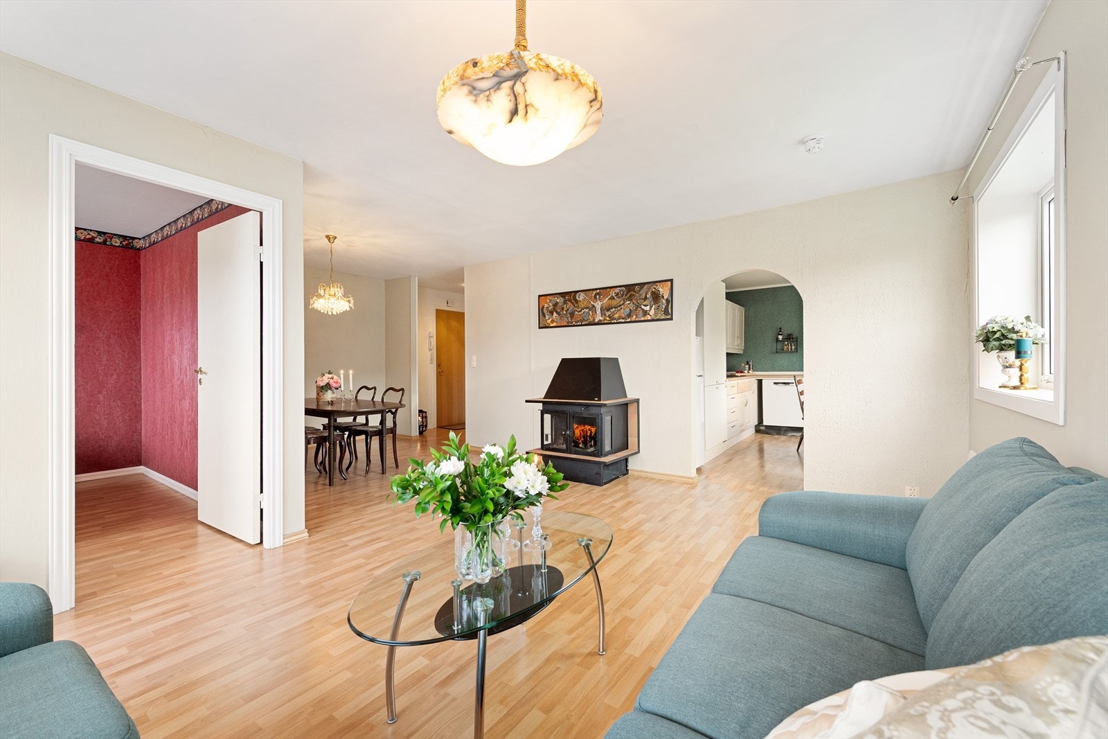 God plass til både sofagruppe og spiseplass i stuen. Galleribilde