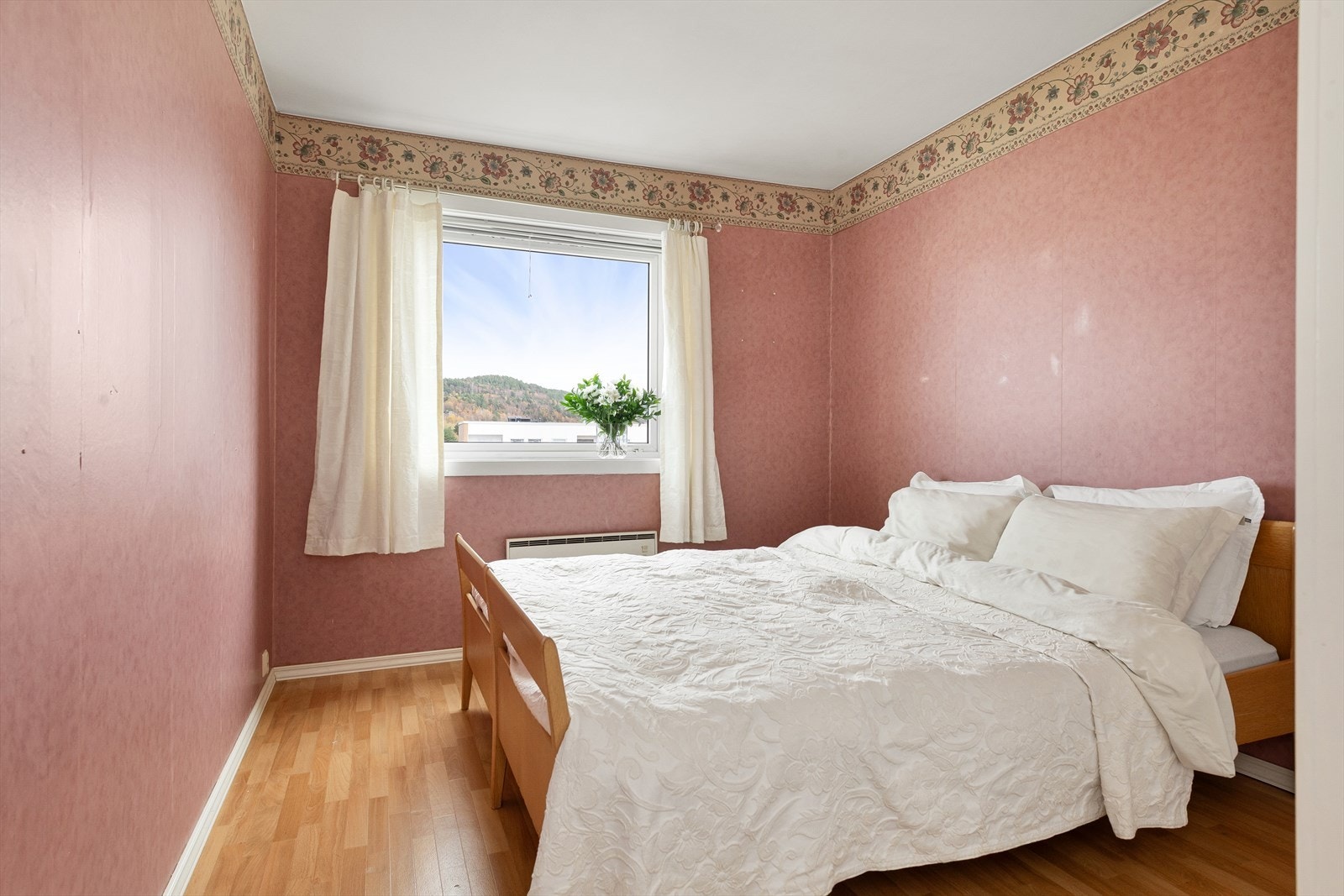 Hovedsoverom ligger mot øst. Her er det god plass til dobbel sengemøblement og garderober. Galleribilde