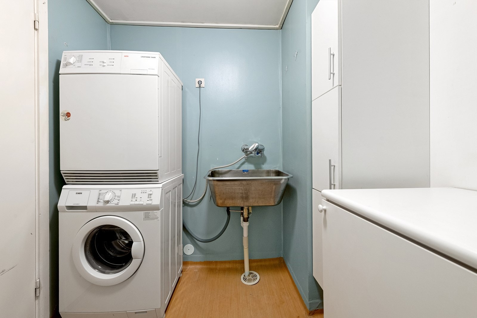 Vaskerom har opplegg for vask/tørk, skyllekar og noe innredning. Rommet ligger vegg i vegg med bad. Galleribilde