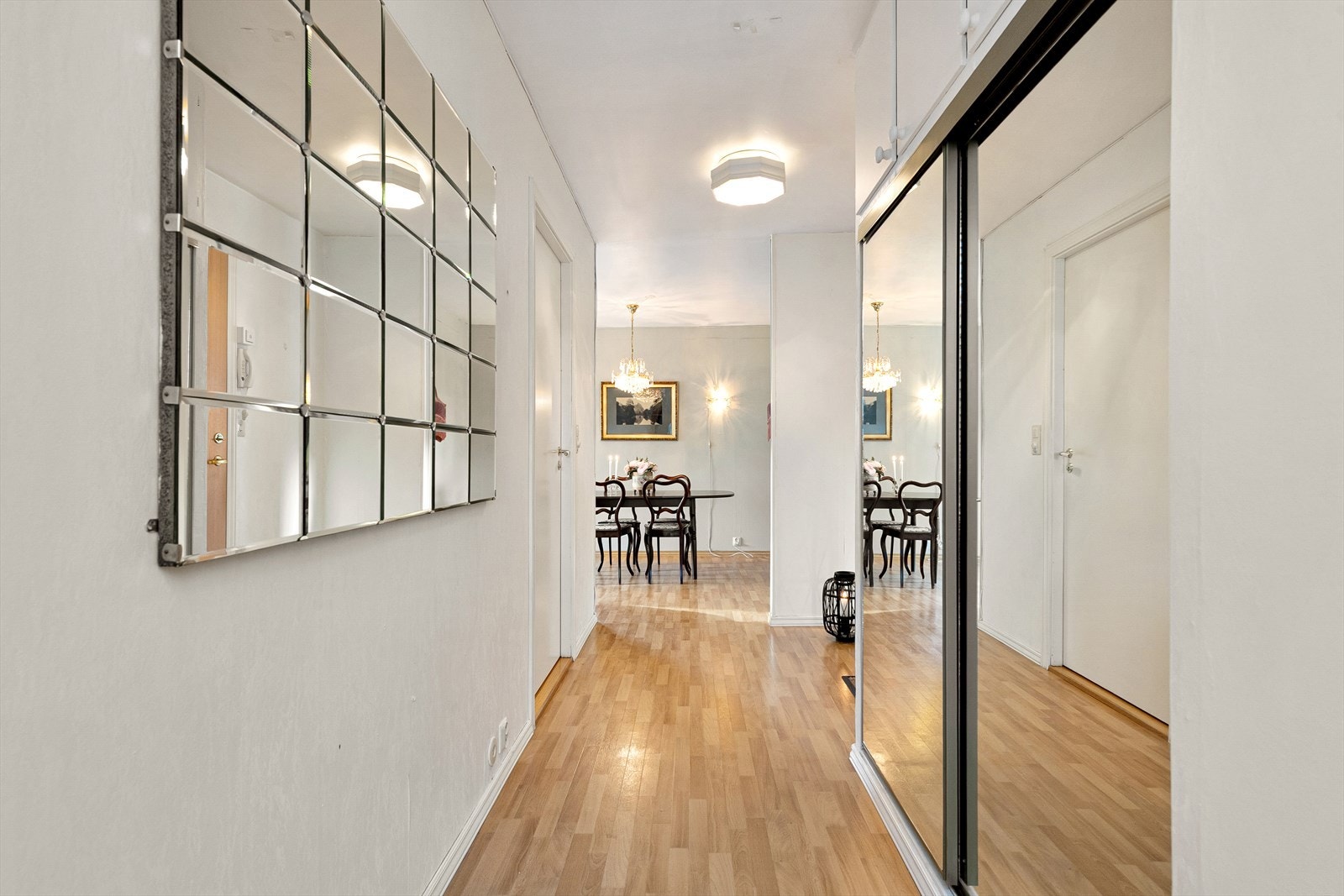 Entrè/gang med skyvedørsgarderobe og oppbevaringsplass. I tilknytning til gangen ligger leilighetens innvendige bod. Galleribilde