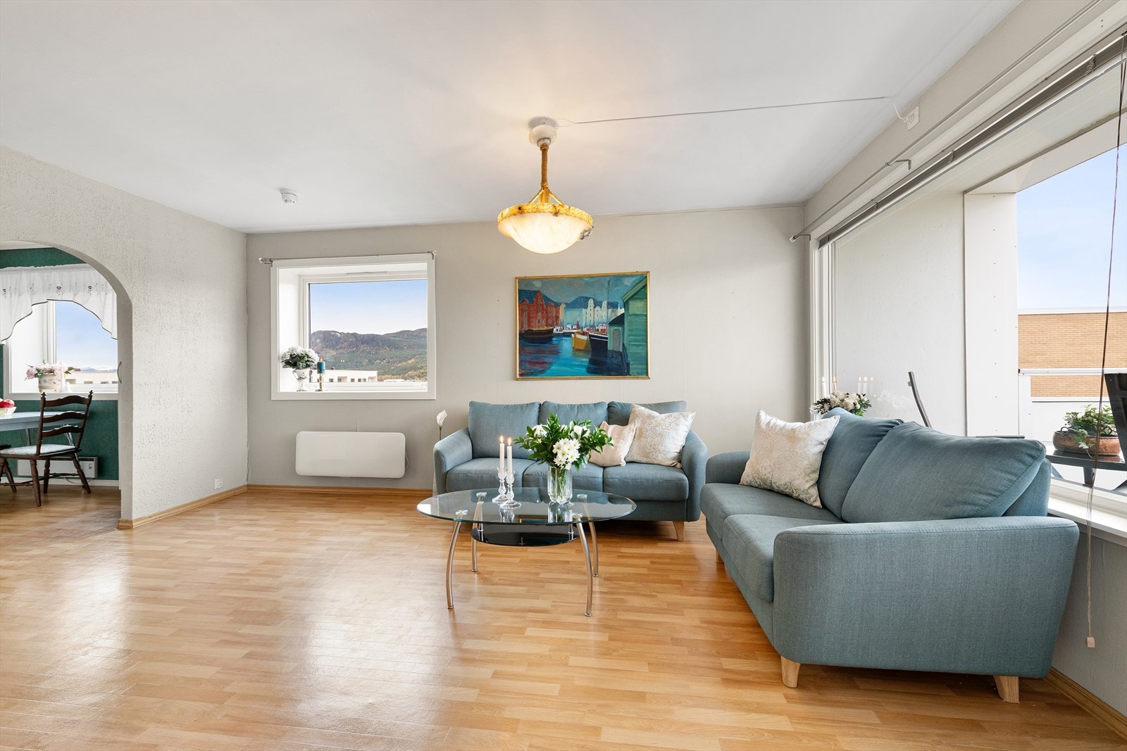 Stuens store vindusflater gir rikelig med naturlig lys. Galleribilde