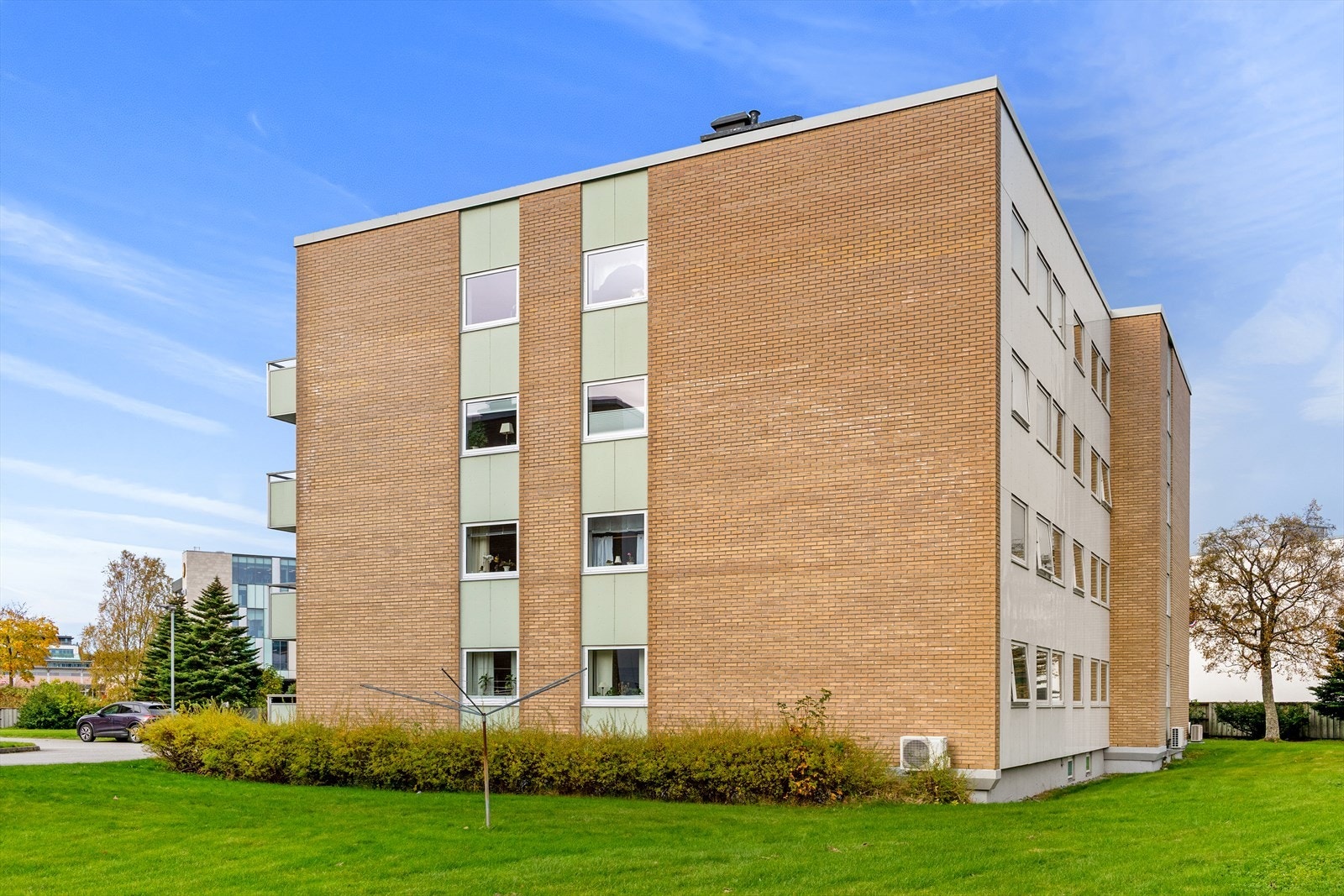 Boligblokkene og området er godt vedlikeholdt og pent opparbeidet. Et steinkast unna har du alle tenkelige fasiliteter. Galleribilde