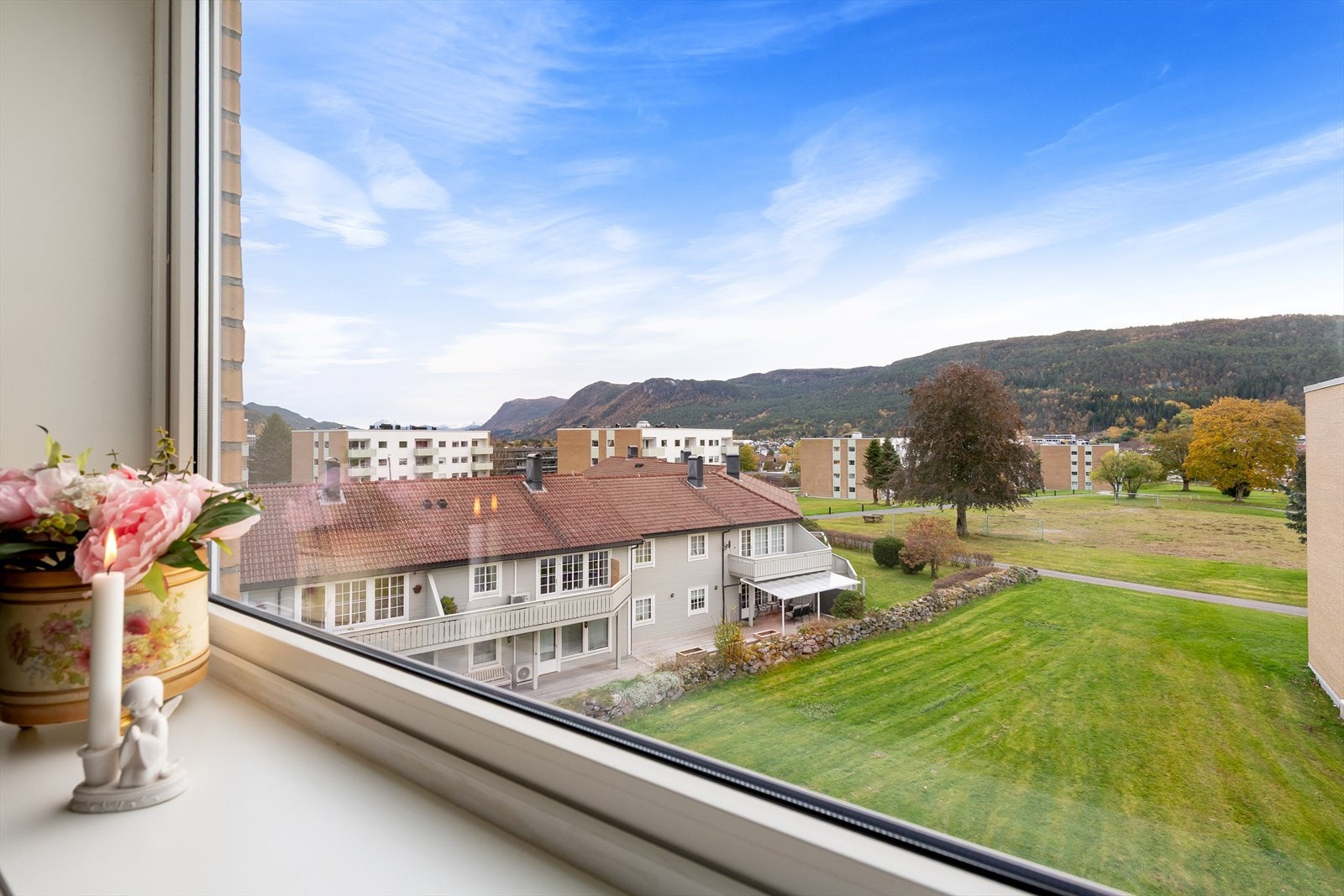 Flott utsikt og utsyn til Emblemsfjellet og nabolaget fra kjøkkenet. Galleribilde