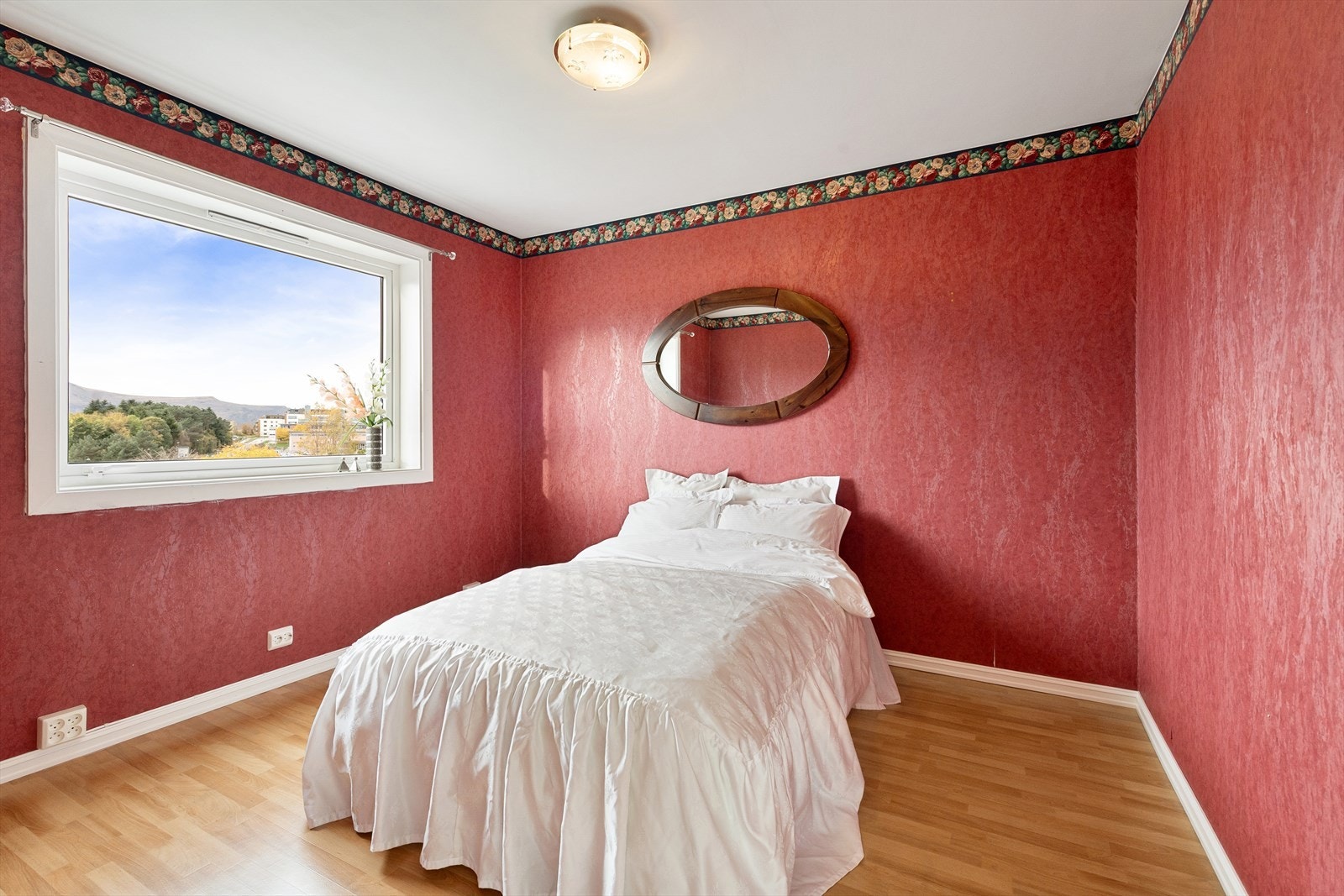 I tilknytning til stuen ligger et av leilighetenes soverom (soverom 4). Rommet har god plass til dobbel sengemøblement og garderober. Galleribilde