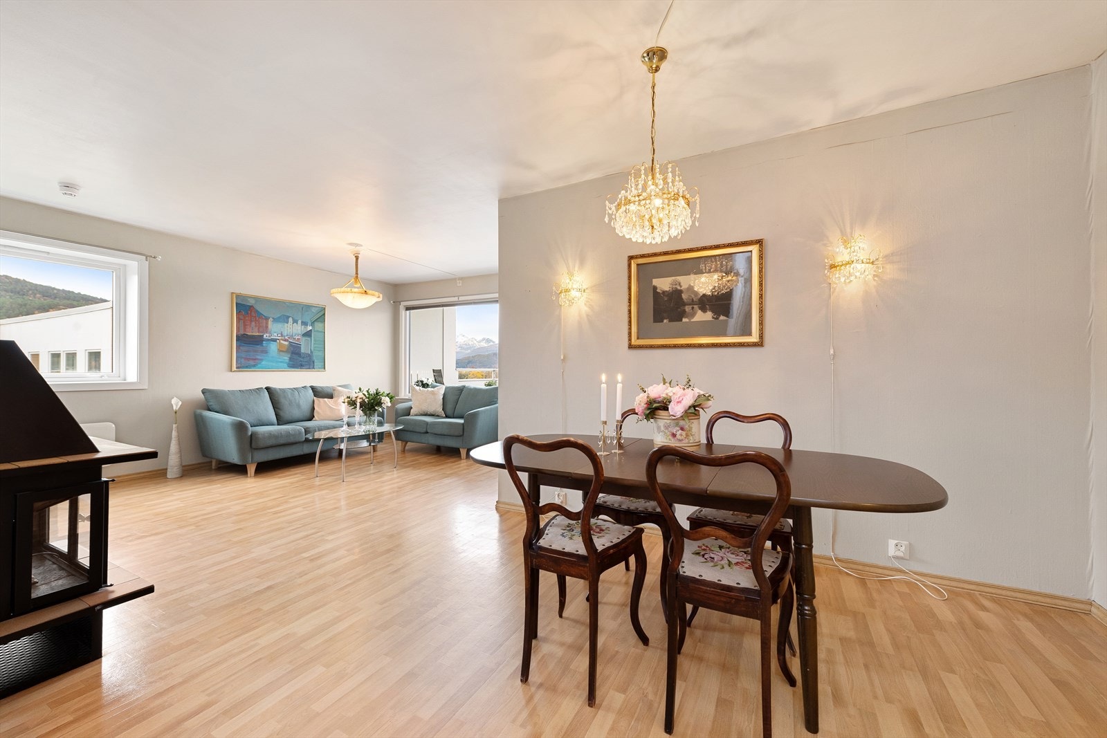 Stuen har god plass til spisestue og mange rundt bordet. Galleribilde