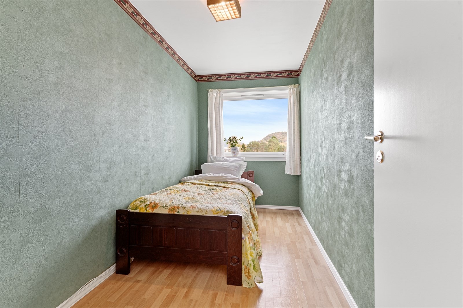 Soverom 3 ligger sammen med 2 av de øvrige soverommene i egen soveromsfløy, med direkte adkomst til leilighetens bad. Galleribilde