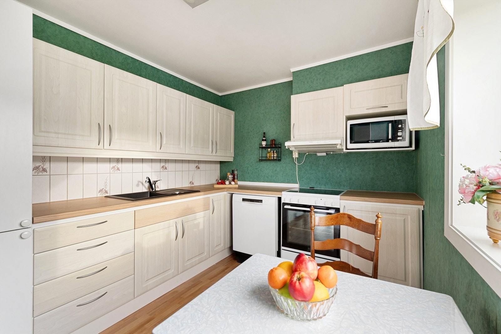 Kjøkkeninnredningen har oppgraderte fronter, ny benkeplate og vask. Frittstående hvitevarer medfølger. Galleribilde