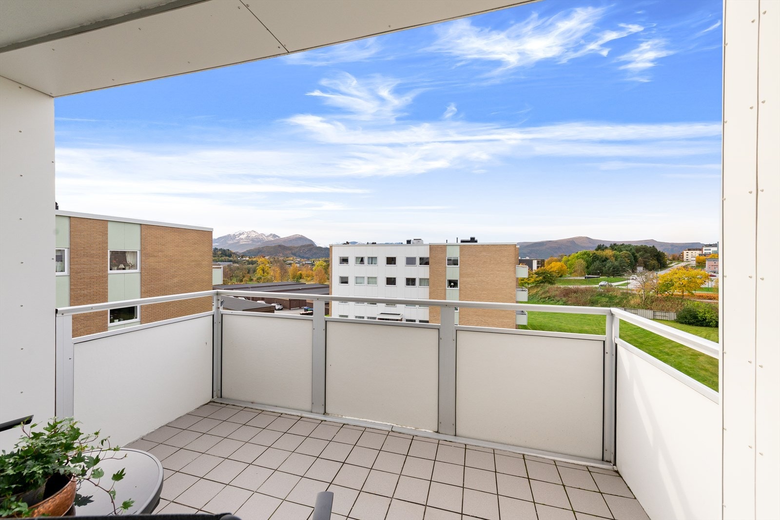 Vestvendt balkong med flott utsikt og plass til sittegruppe Galleribilde