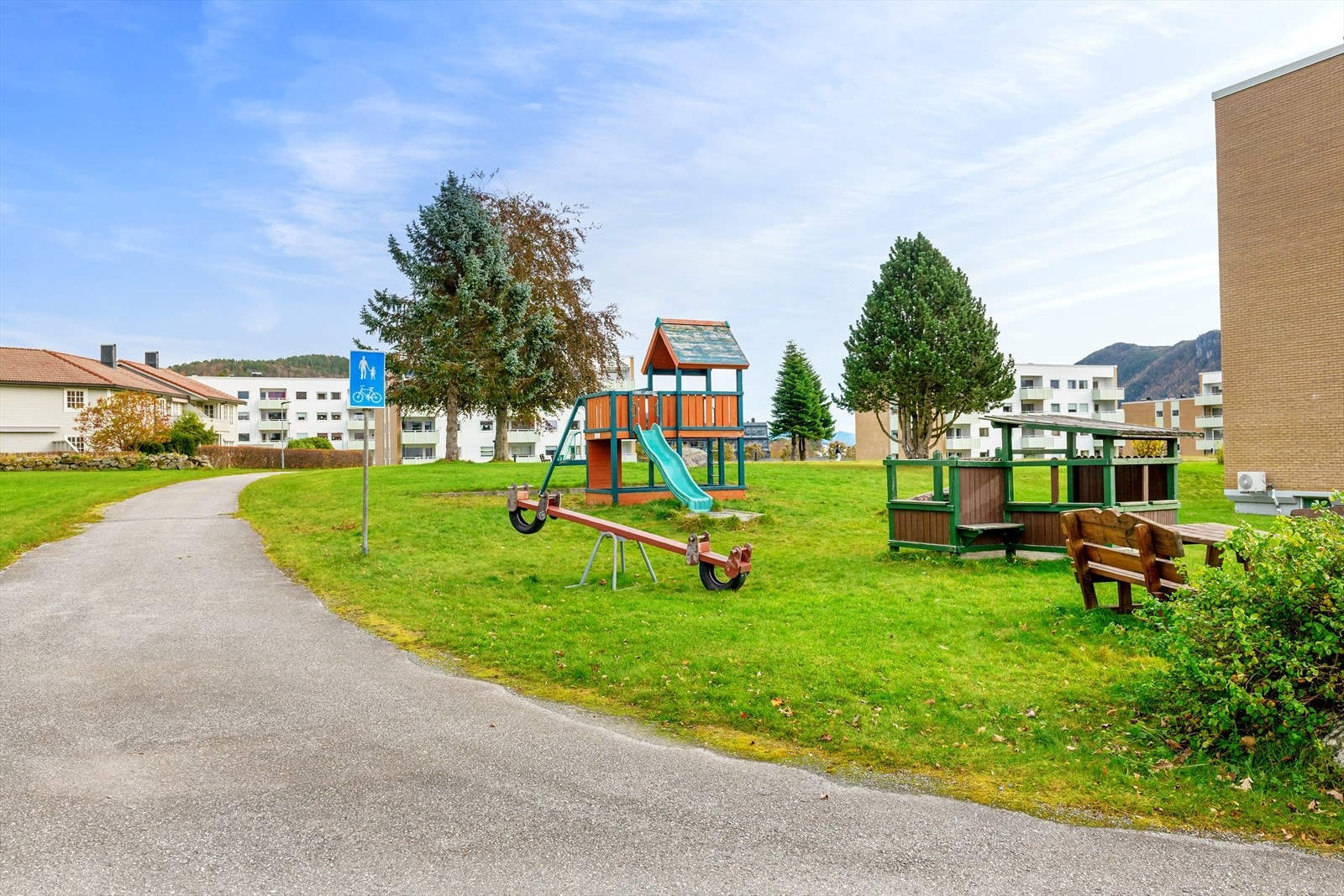 Området har pent opparbeidede grøntareal, lekeplasser, asfalterte og belyste gangveger. Galleribilde
