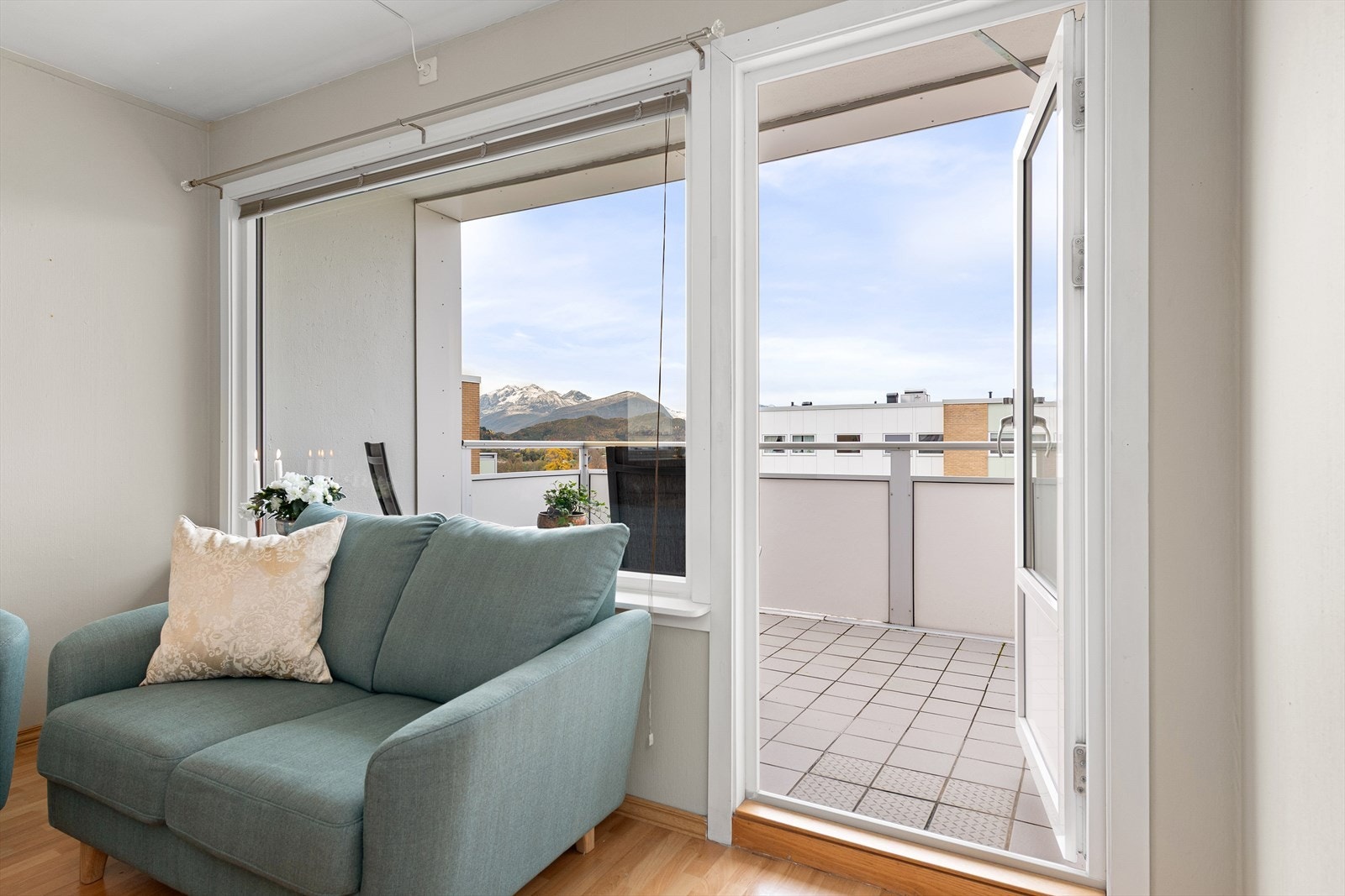 Fra stuen er det utgang til den vestvendte balkongen. Galleribilde