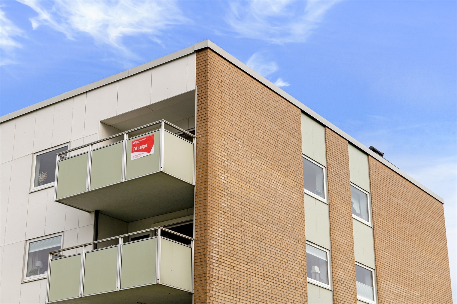 Leiligheten ligger som toppleilighet mot øst, syd og vest - ingen innsyn og flott utsikt/utsyn mot fjell, natur og nærområdet. Galleribilde