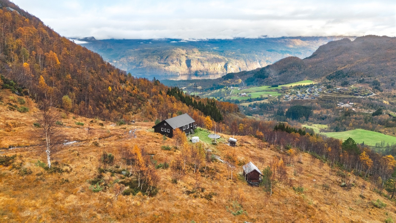 Fantastisk beliggenhet i majestetisk høyfjellsnatur med nydelig utsikt og topp solforhold Galleribilde