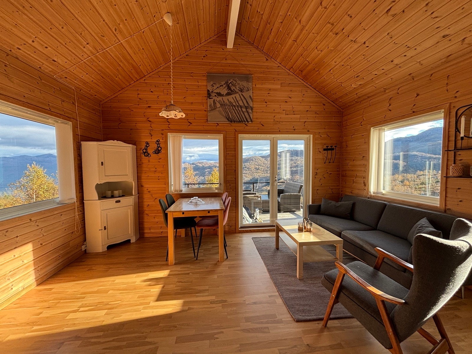 Stue med god takhøyde og nydelig utsikt Galleribilde